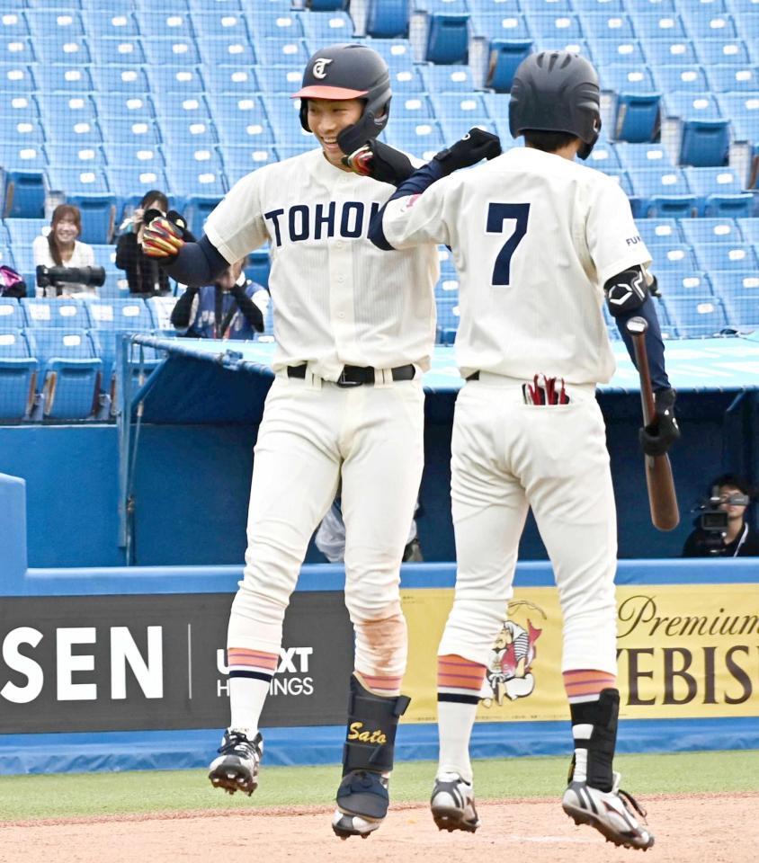 　４回、ソロ本塁打を放ち笑顔で生還する東北福祉大・佐藤（撮影・持木克友）