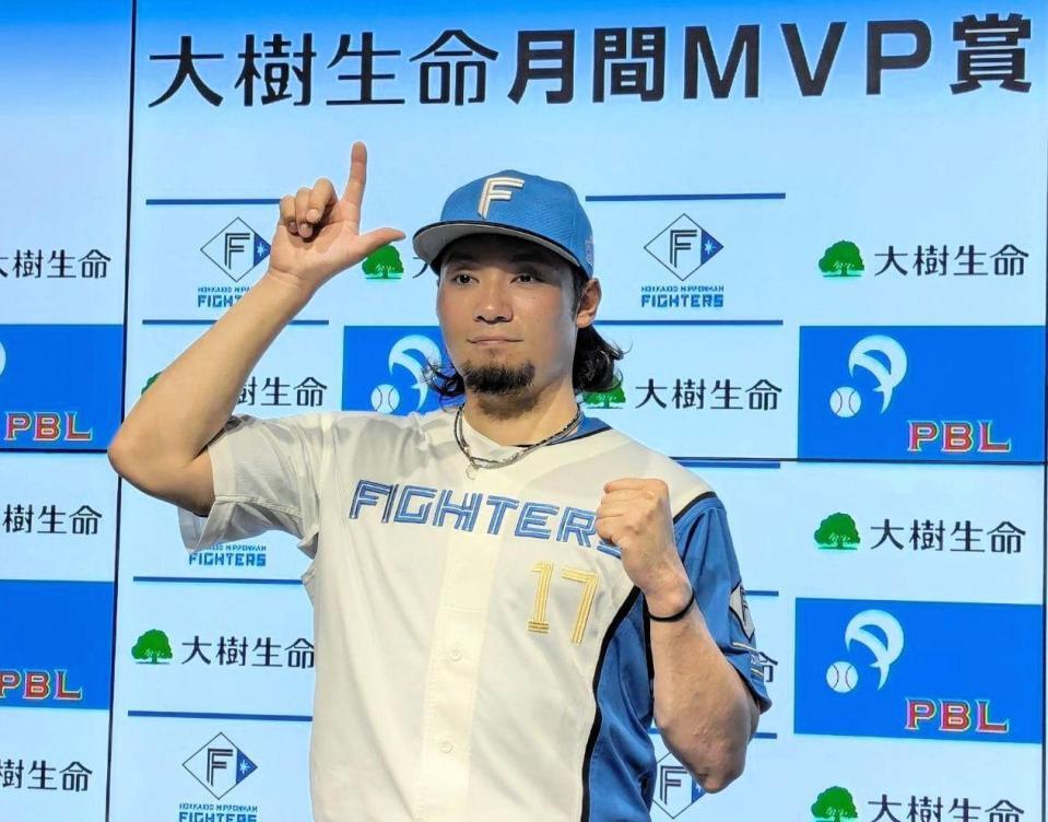 ５月度の月間ＭＶＰに選出され、ポーズをとる伊藤
