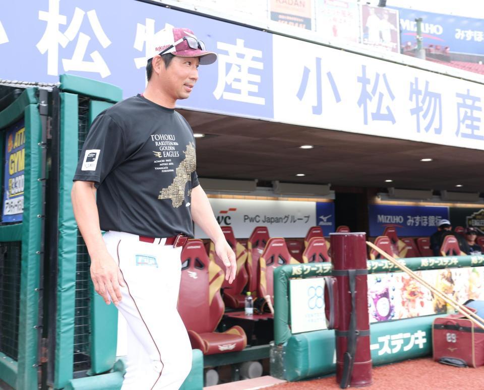 球場入りする塩川監督代行（撮影・金田祐二）