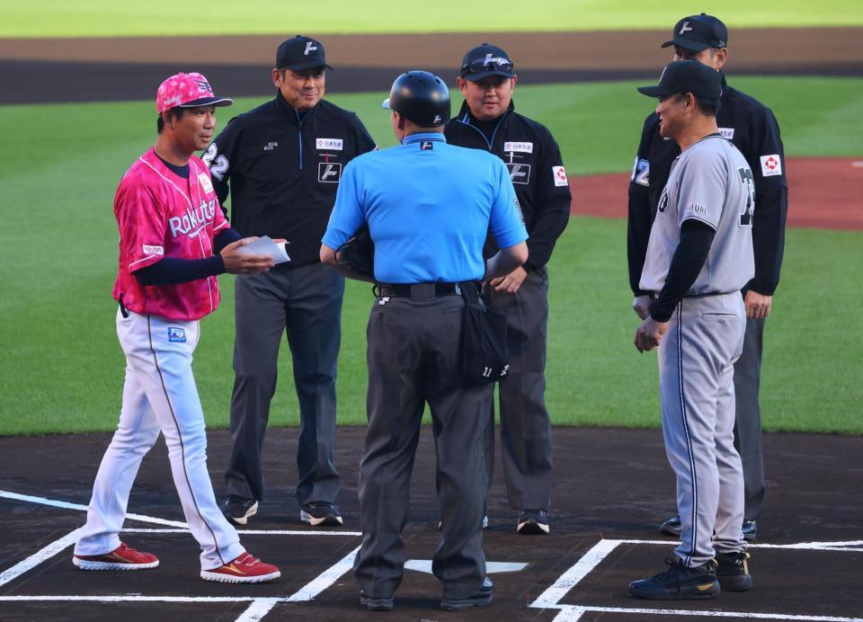 メンバー表交換する塩川監督代行（左）と橋上監督代行（撮影・金田祐二）