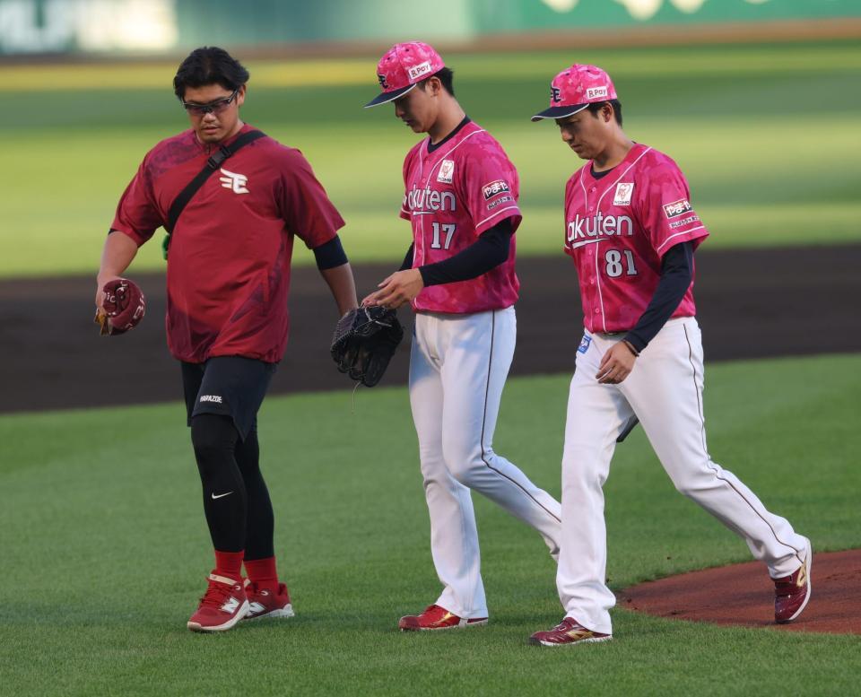 １回途中、ベンチに戻る古謝（撮影・金田祐二）