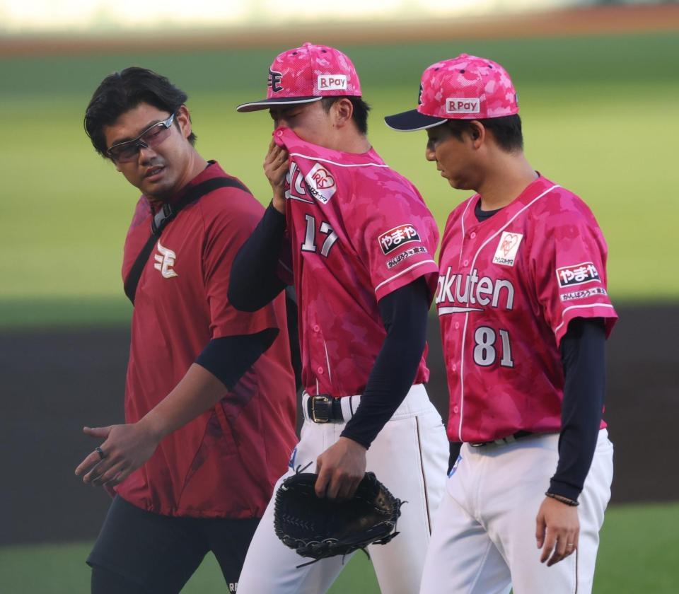 １回途中、ベンチに戻る古謝（撮影・金田祐二）