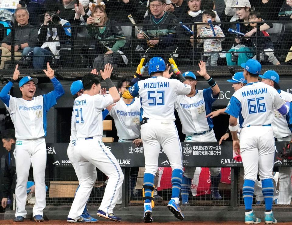 ５回、本塁打を放った水谷（53）を迎える日本ハムナイン
