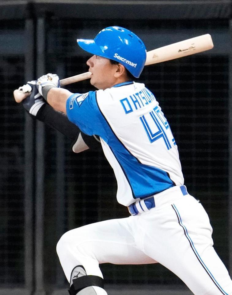 ３回、大塚が右越えに先制ソロを放つ