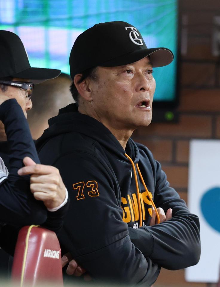 ５回、試合を見つめる橋上監督代行