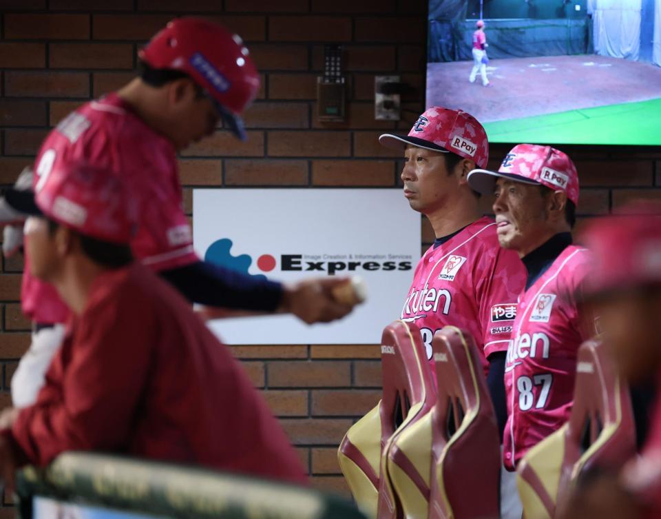 厳しい表情の塩川監督代行（撮影・金田祐二）