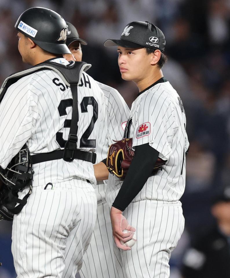 ３回、マウンドで厳しい表情を見せる毛利（右）