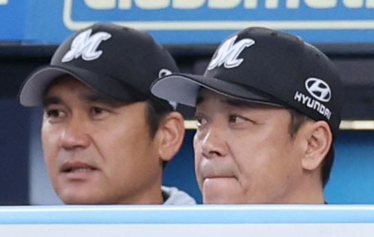 ２回、厳しい表情で試合を見るサブロー監督（右）