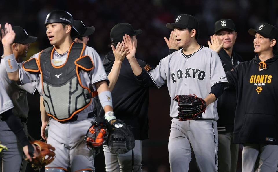 完封勝利でナインとハイタッチの戸郷（撮影・金田祐二）