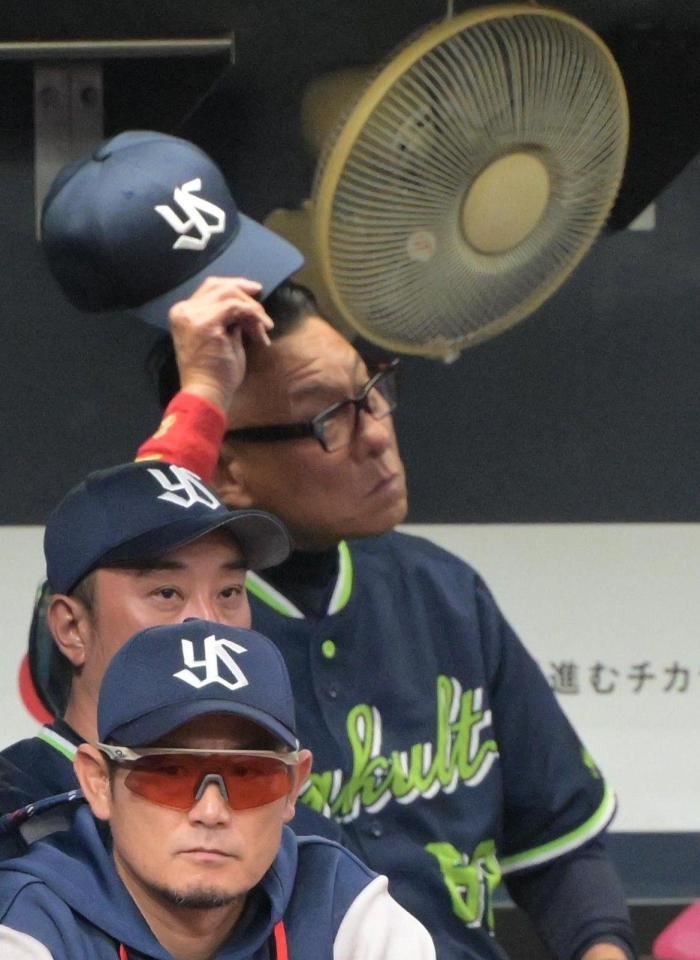 ９回、オリックスに連敗し頭をかく池山監督（撮影・金居みつよし）