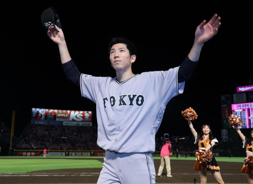 完封勝利で声援に応える戸郷（撮影・金田祐二）