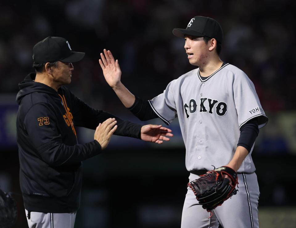完封勝利で橋上監督代行に迎えられる戸郷（撮影・金田祐二）