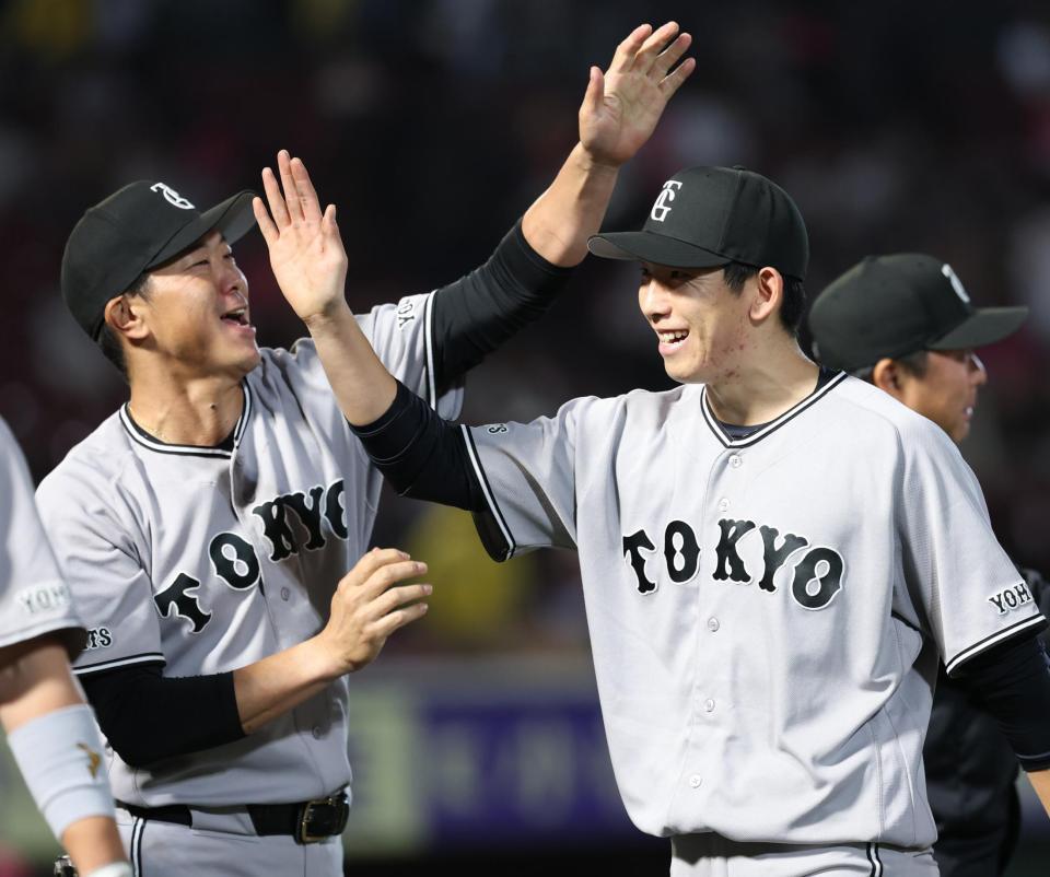楽天に完封勝利し、内海投手コーチ（左）に祝福される戸郷