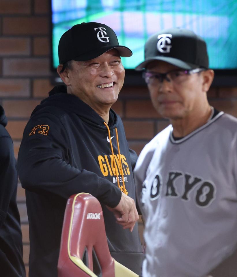 ベンチで笑顔の橋上監督代行（撮影・金田祐二）