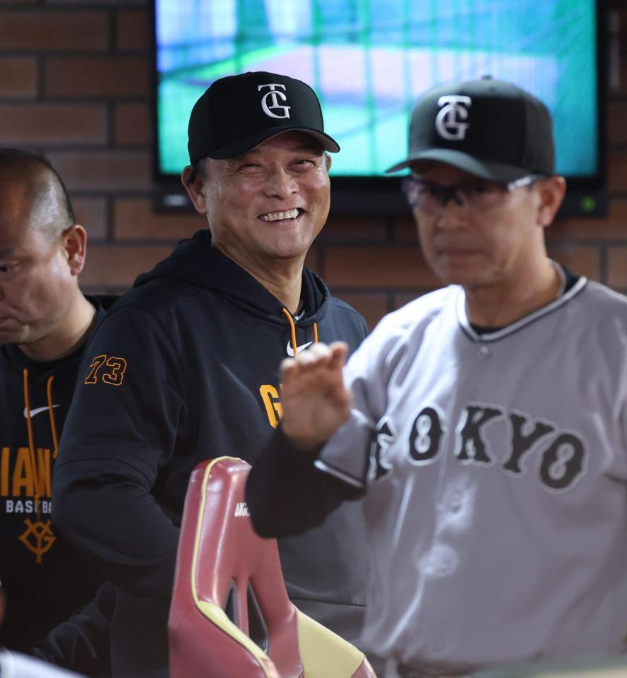 ベンチで笑顔の橋上監督代行（撮影・金田祐二）