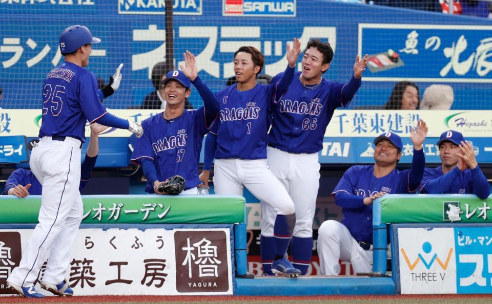 １回、２ランを放った石川昂（左端）を迎える中日ナイン
