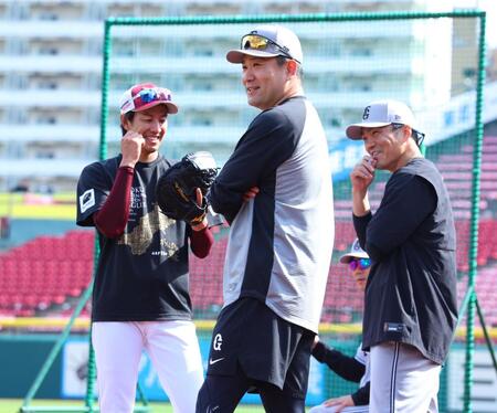 岸、則本と笑顔を見せる田中将（撮影・金田祐二）