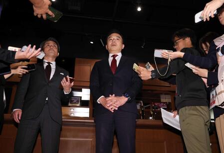 　三木監督休養について説明する森井球団社長（撮影・金田祐二）