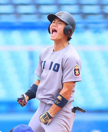 １回、先制適時二塁打を放った慶応大・今津慶介（撮影・石井剣太郎）