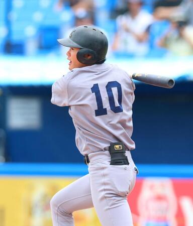 １回、先制適時二塁打を放つ慶応大・今津慶介（撮影・石井剣太郎）