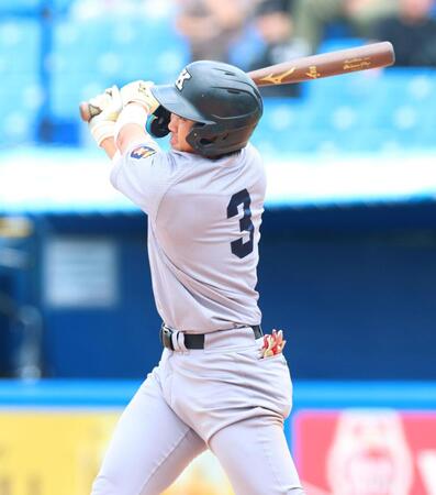 ３回、２ランを放つ慶大・吉野太陽（撮影・石井剣太郎）