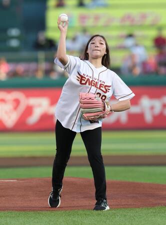 始球式を務める小林美駒騎手（撮影・金田祐二）