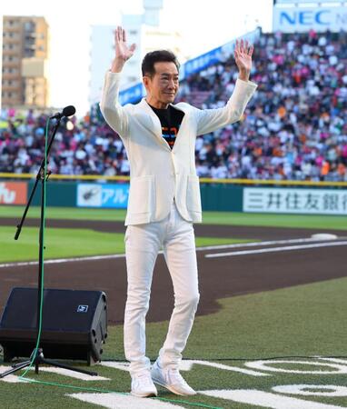国歌独唱を務めた田原俊彦（撮影・金田祐二）
