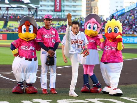 セレモニアルピッチを終え足を上げる田原俊彦（撮影・金田祐二）