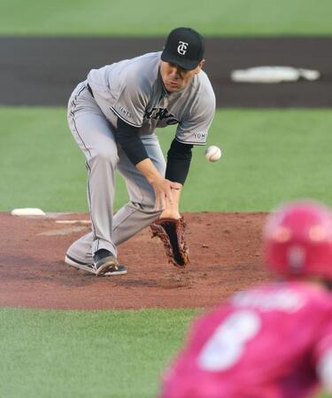 １回、辰己に投手強襲の先制適時打を浴びる田中将（撮影・金田祐二）