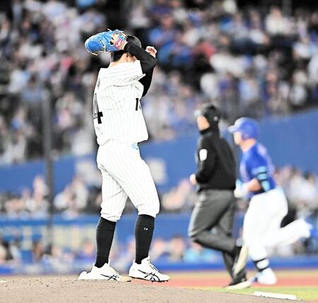 ４回、細川（後方）に中越えソロを打たれたロッテ・小島和哉投手＝ＺＯＺＯマリンスタジアム（撮影・開出牧）