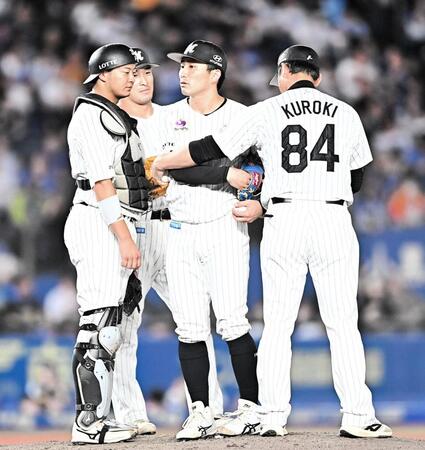 ６回途中降板に納得いかない表情の小島（中央）＝撮影・開出牧