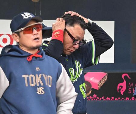 ベンチで頭を悩ます池山監督（撮影・飯室逸平）