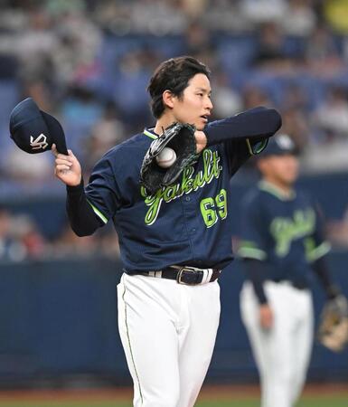 ５回、マウンドで汗をぬぐう下川（撮影・飯室逸平）