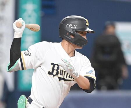 ７回、右前適時打を放つ西川（撮影・飯室逸平）