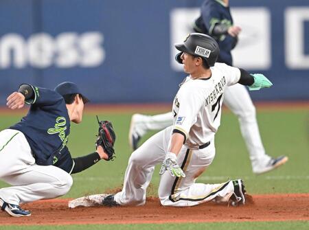 ４回、二盗を狙うもアウトになる西川（撮影・飯室逸平）