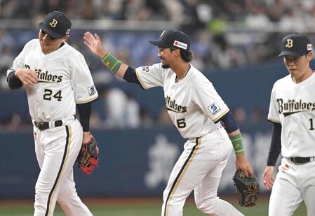 勝利を喜ぶ宗（中央）らオリックスナイン（撮影・飯室逸平）