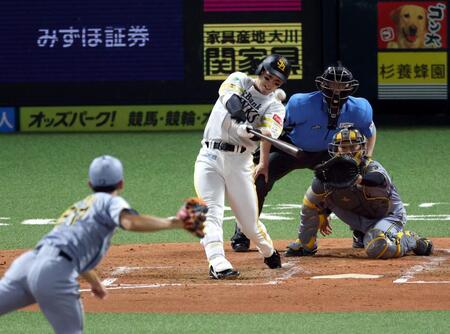 ４回、勝ち越し犠飛を放つ栗原（撮影・山口登）