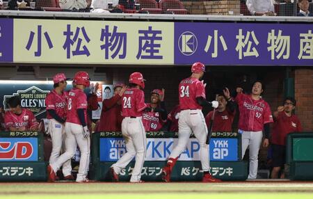 ６回、中越え３ランを放ったマッカスカーらを迎える滝中ら楽天ナイン（撮影・金田祐二）