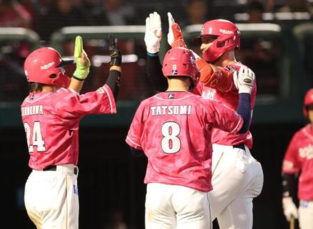 ６回、中越え３ランを放ち迎えられるマッカスカー（撮影・金田祐二）