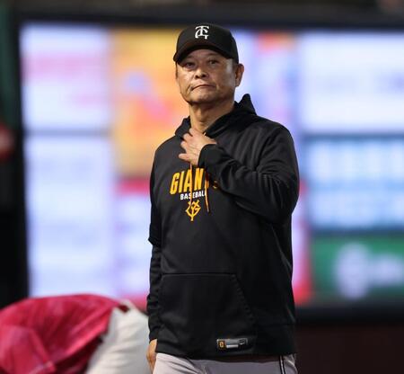 厳しい表情の橋上監督代行（撮影・金田祐二）