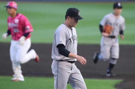 １回、４点を先制されがっくりベンチに戻る田中将（撮影・金田祐二）