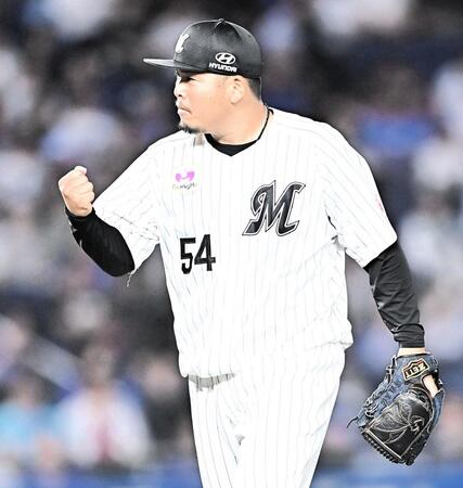 １０回、サノーを右飛に打ち取りガッツポーズを決める沢田（撮影・開出牧）