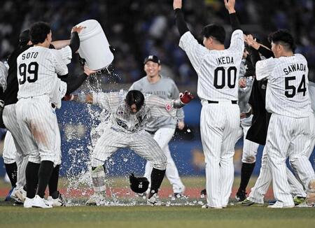 １０回、サヨナラの右前適時打を放ちナインから手洗い祝福を受ける佐藤都志也（中央）＝撮影・開出牧