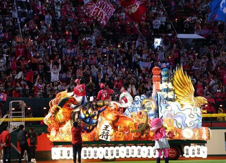 久々の勝利を喜ぶ楽天ファン（撮影・金田祐二）