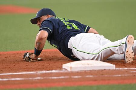 ７回、送球がそれ、オスナ捕れず（撮影・飯室逸平）