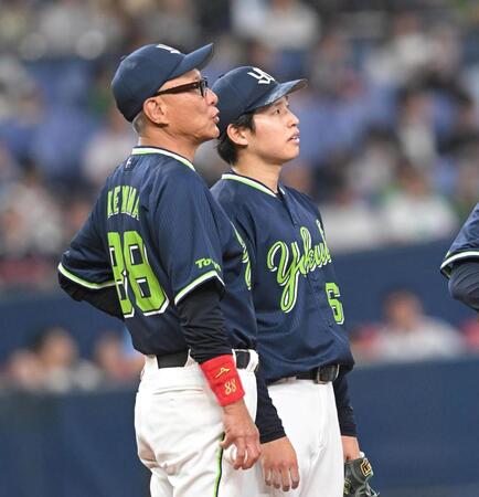 ５回、下川に交代を告げる池山監督（撮影・飯室逸平）