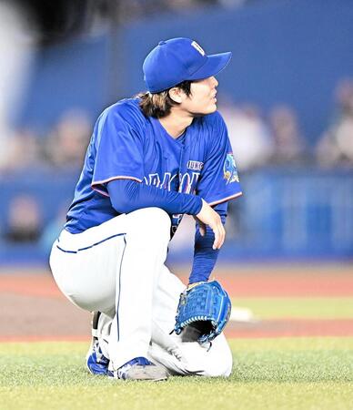 １０回、佐藤にサヨナラの右前適時打を打たれた伊藤（撮影・開出牧）