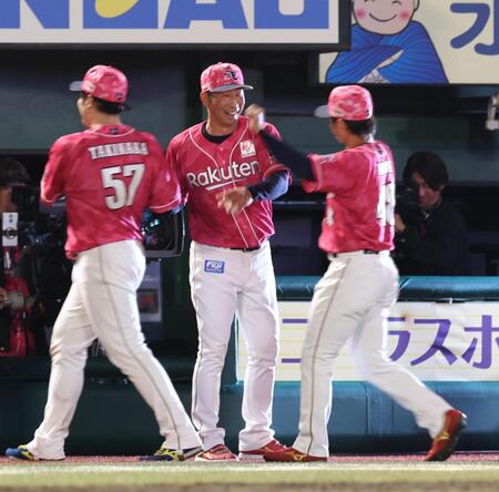監督代行初勝利で滝中らと笑顔の塩川監督代行（撮影・金田祐二）