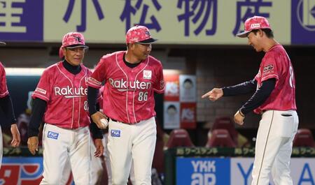 ウイニングボールをもらいうれしそうな塩川監督代行（撮影・金田祐二）