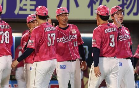 ウイニングボールを手に滝中らナインを迎える塩川監督代行（撮影・金田祐二）